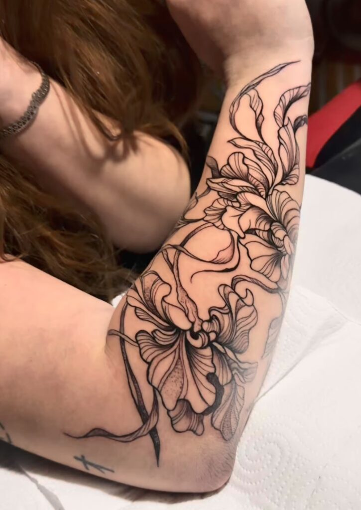 Detalle de tatuaje en tinta negra hecho en estudio de tatuajes en Cadaqués